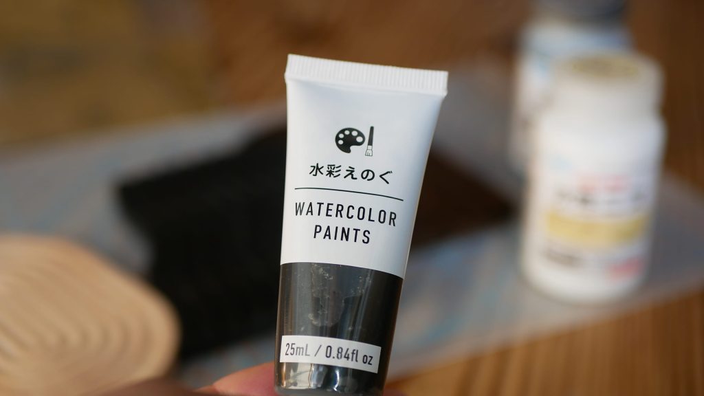 ダイソーの水彩絵の具で水石用地板を塗る