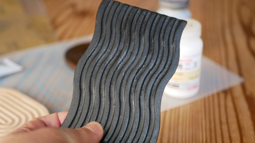 100均のトレーで水石用の地板代用