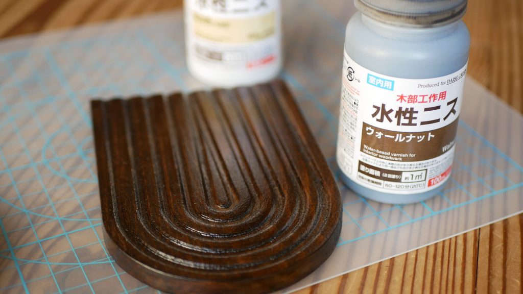 100均のトレーで水石用の地板代用