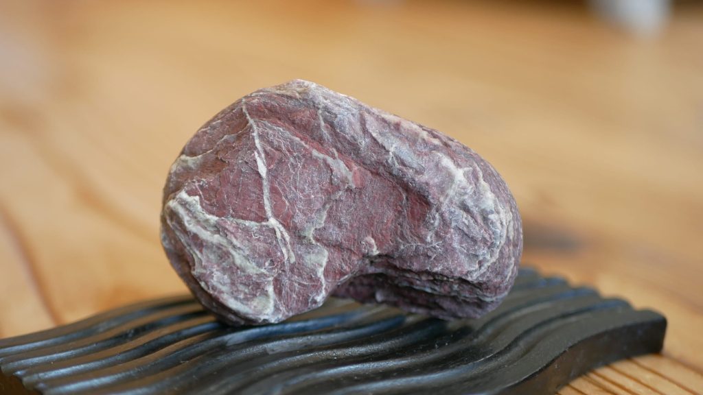 地板に立てかけた結晶片岩