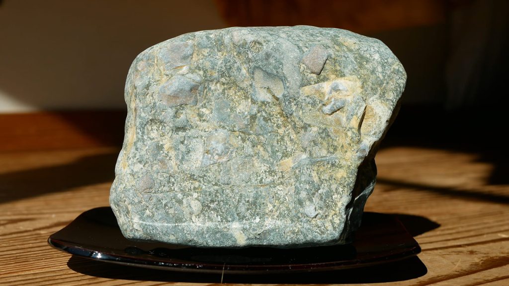 水を打つ前の石肌