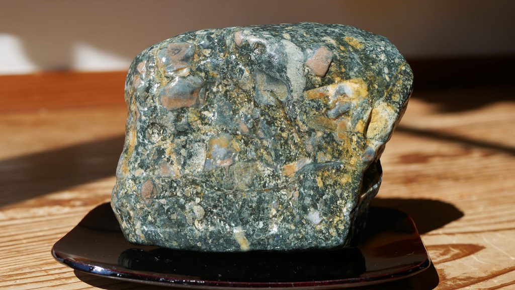 水を打った後の石肌