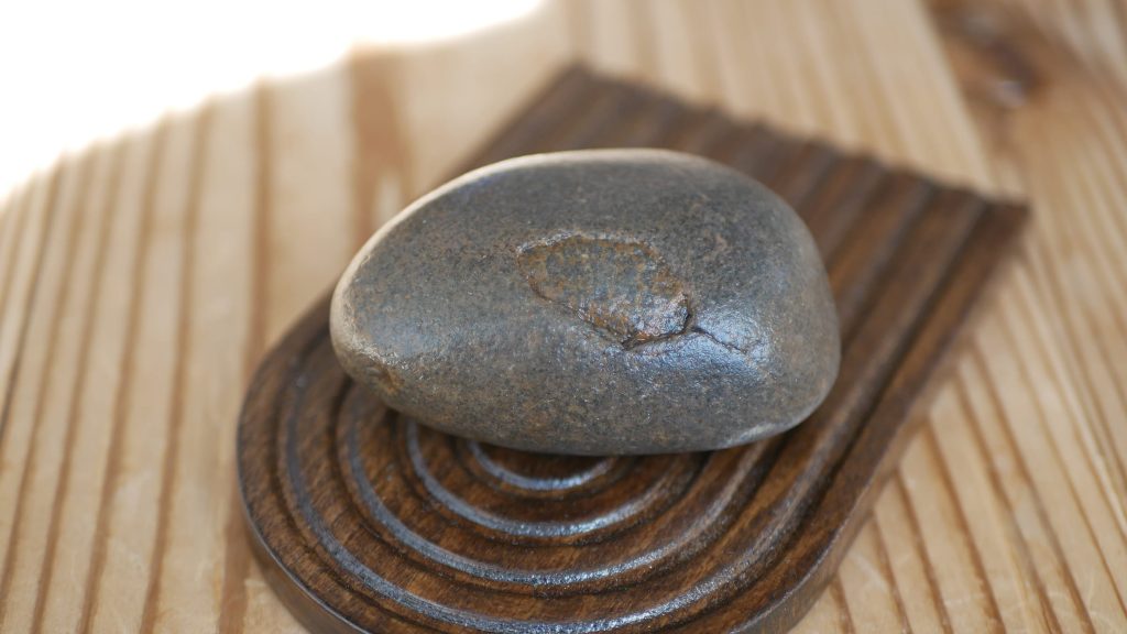 多摩川で見つけた寂びタマゴ石
