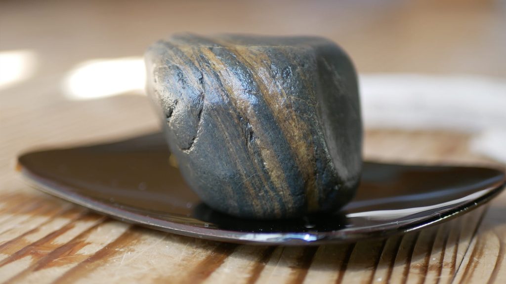 石を様々な角度で眺める：その１