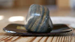 水を打った石が色鮮やかに見える「濡れ色現象」