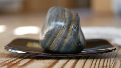 水を打った石が色鮮やかに見える「濡れ色現象」