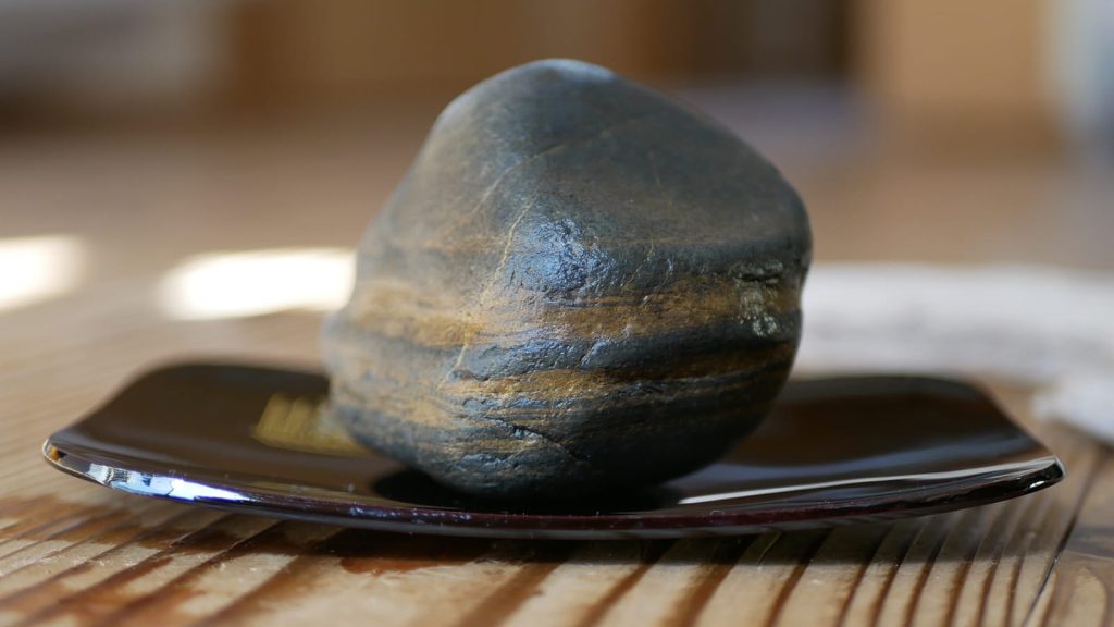 石を様々な角度で眺める：その３