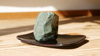 うねりを持つ、高ちび土坡の多摩川石　