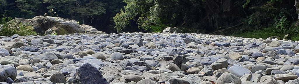 探石はまずは川原から