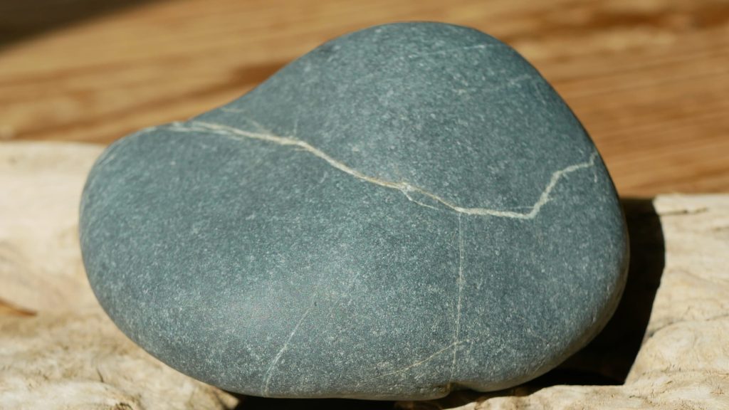 ポッテリとした水石　多摩川石　