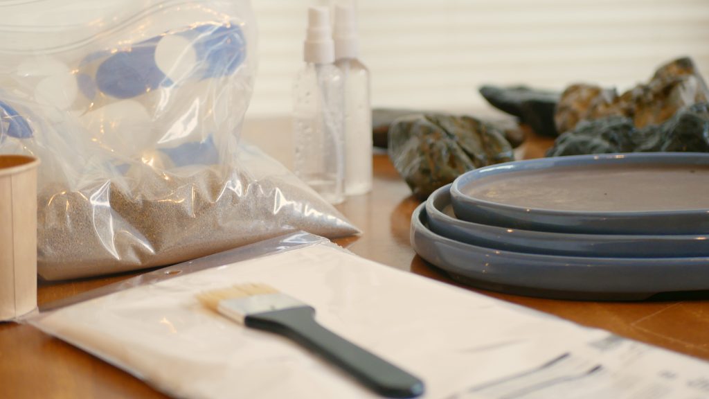 水盤に水石を飾る