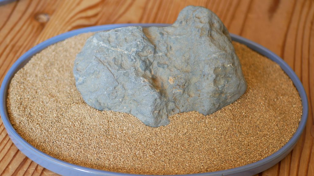 まずは水盤に水石をのせる