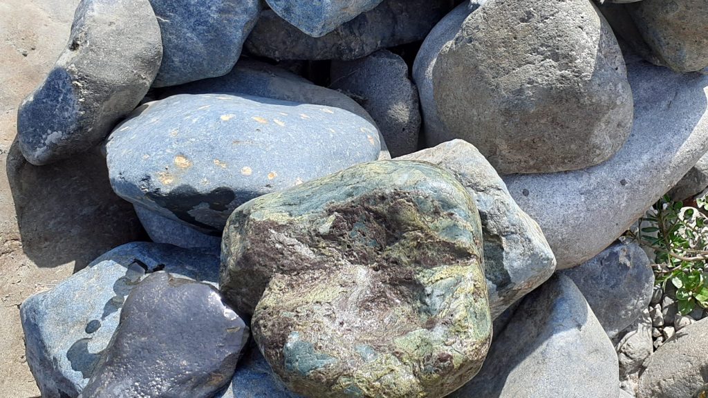 灰緑色の溜り石