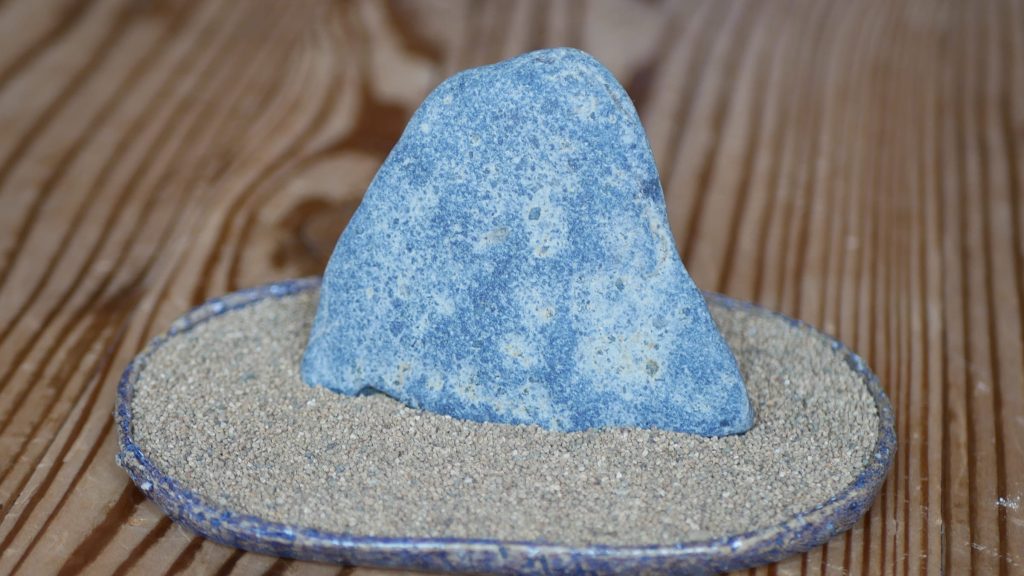 水を打つ前の多摩川石
