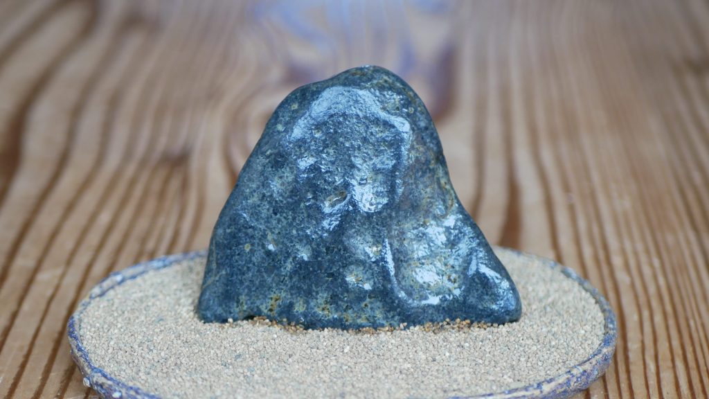 水を打った水石　多摩川石