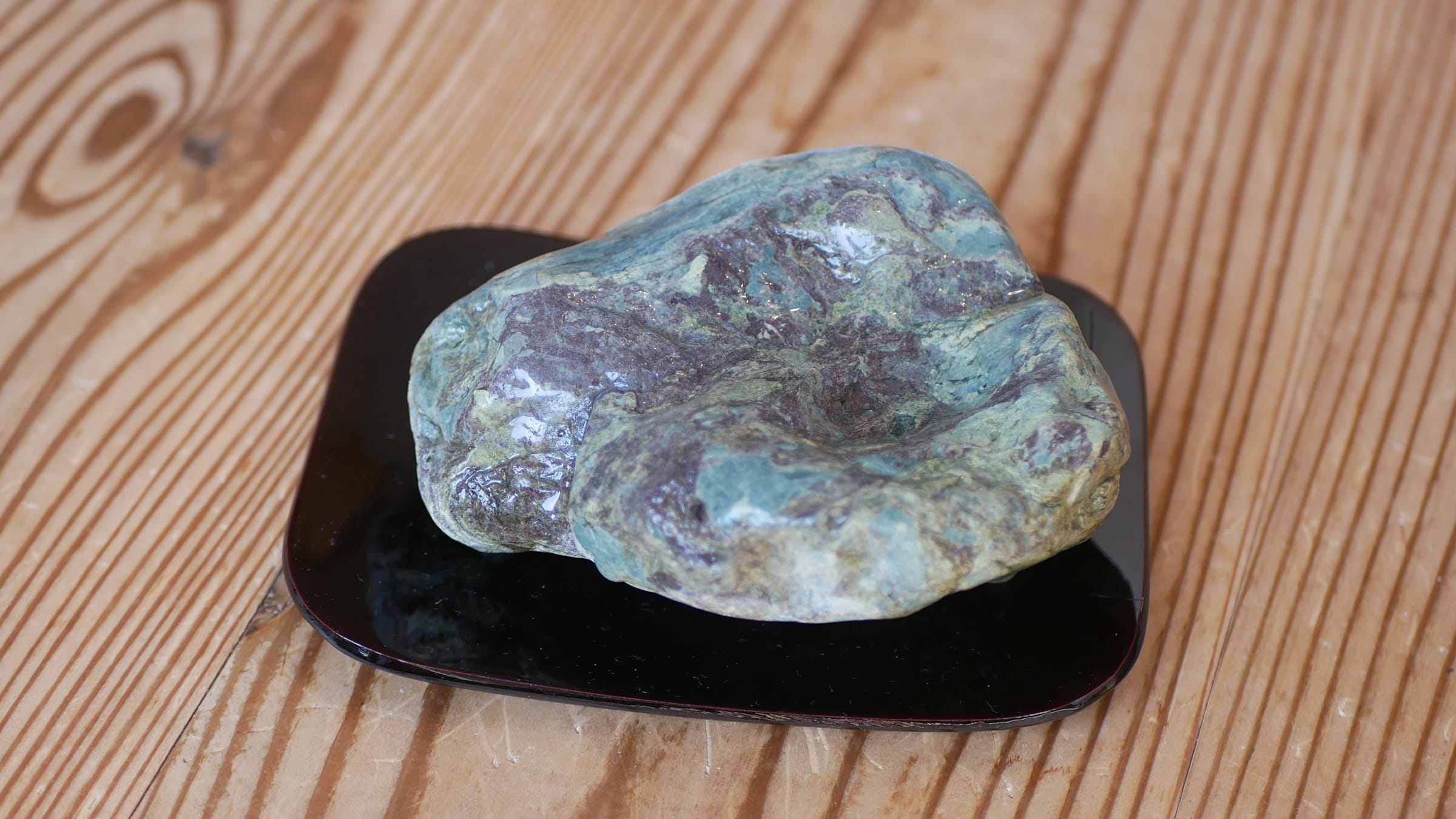 多摩川の灰緑色の「溜り石」