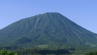 遠山石見立てのために独立峰の山を調べる
