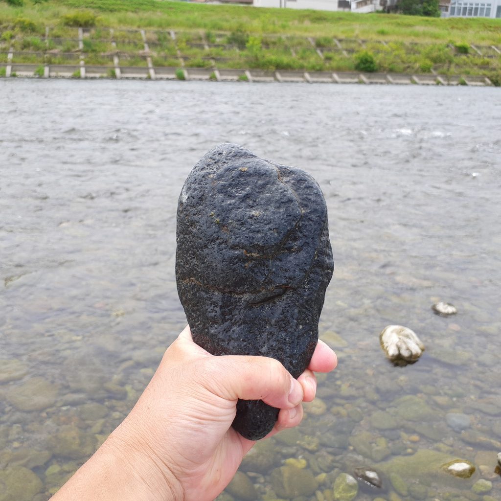 落とさないように下の方からしっかり握る