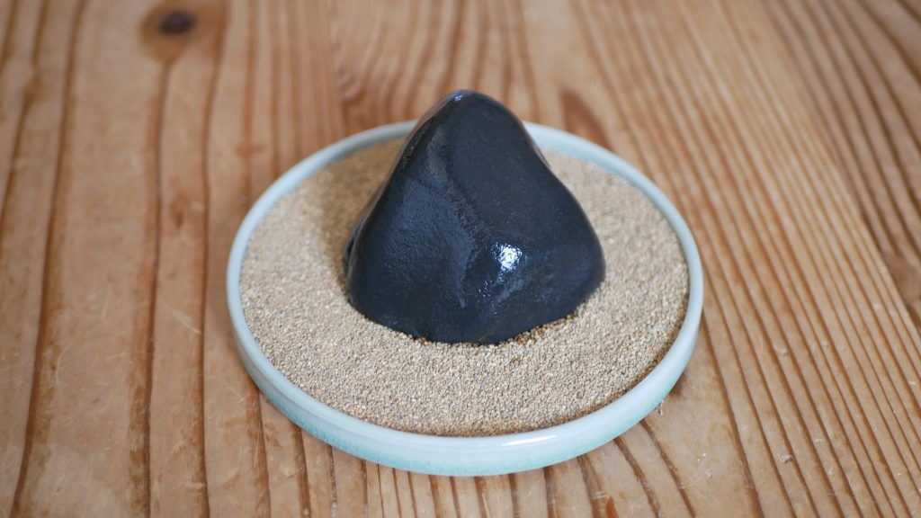 水を打った多摩川のぽっこり梨地真黒石