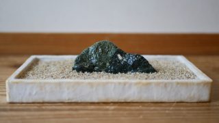 灰緑の酒匂川遠山石