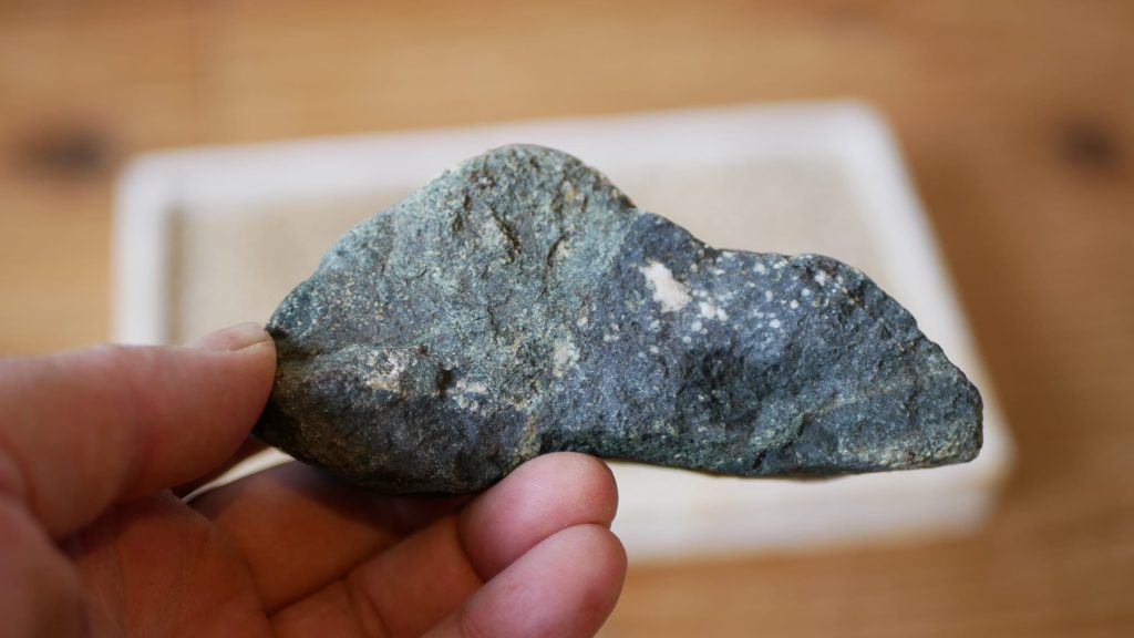 柔らかみのある緑色の石