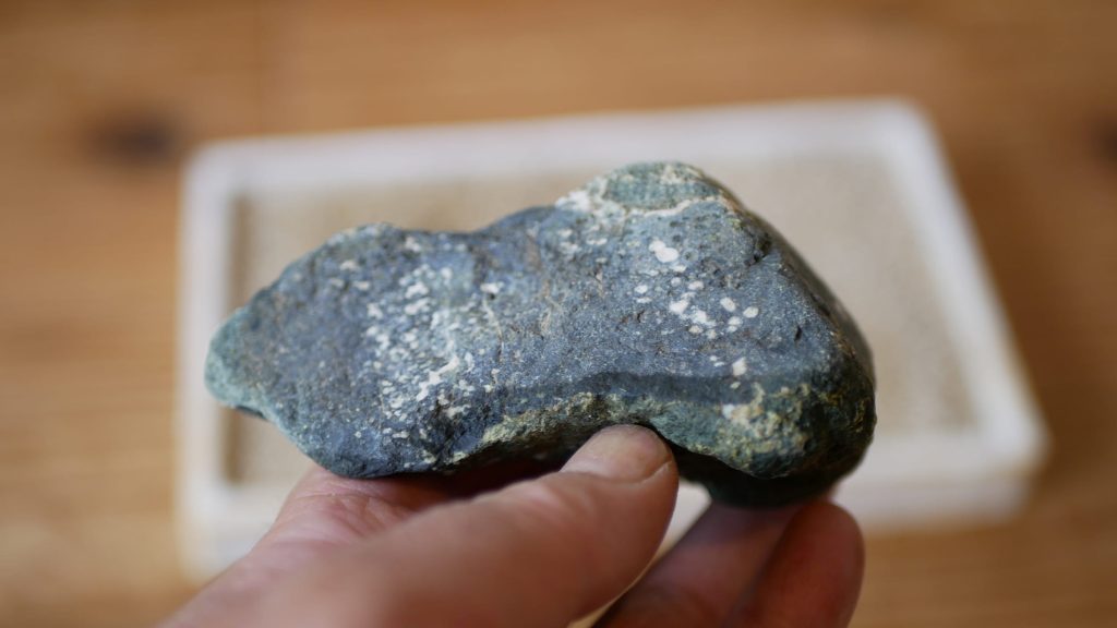 酒匂川遠山石の裏側