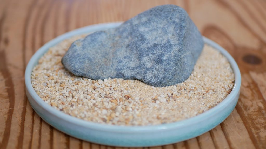 水石蒼黒の多摩川石を甲賀砂で飾る