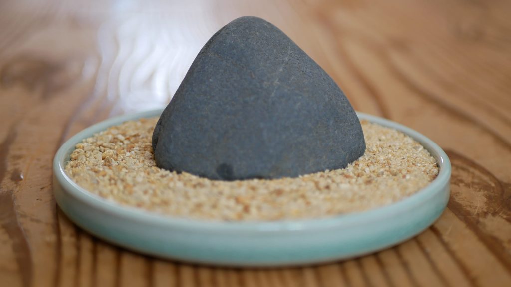 水石梨地のぽっこり小山(多摩川真黒石)を甲賀砂で飾る