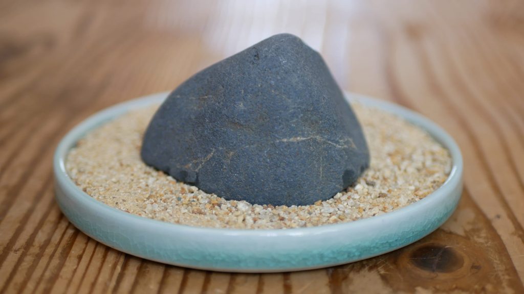 水石梨地のぽっこり小山(多摩川真黒石)を甲賀砂で飾る:裏側