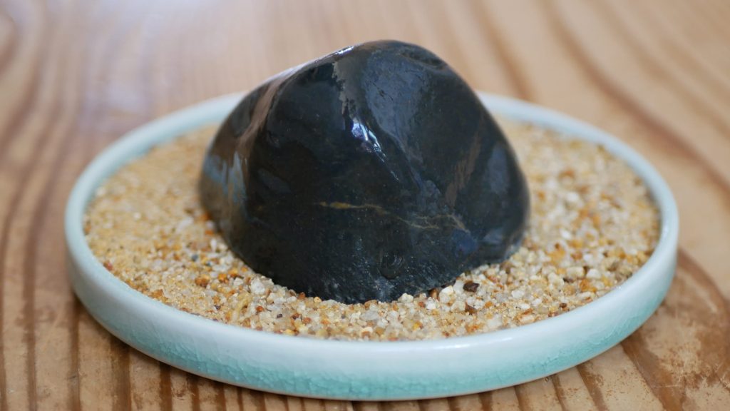 明るめの色の甲賀砂と黒い梨地の石:うらがわ