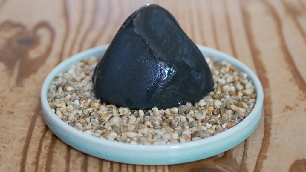 伊勢砂利で水石を飾る：梨地肌の多摩川石