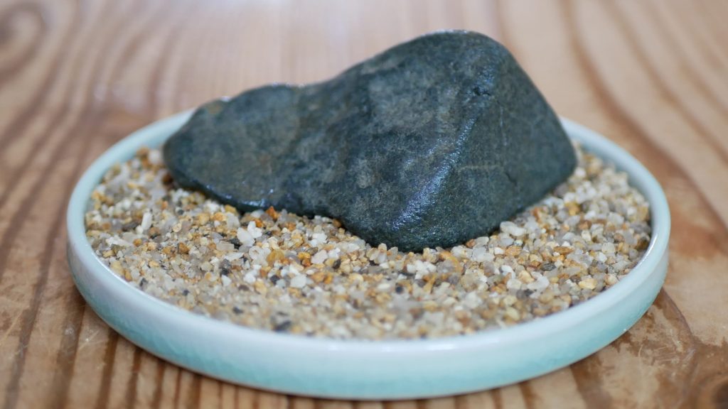 白川さび砂利で蒼黒の水石を飾る