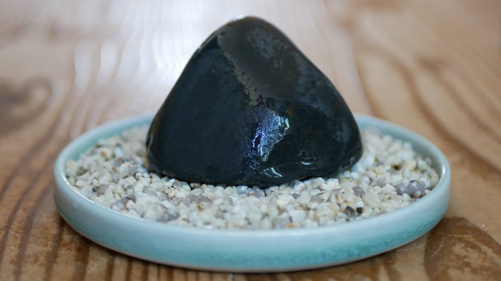 白川砂利で梨地肌の水石を飾ってみる