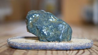 小さな雨除けの「多摩川蒼黒雨宿り石」（追記あり）