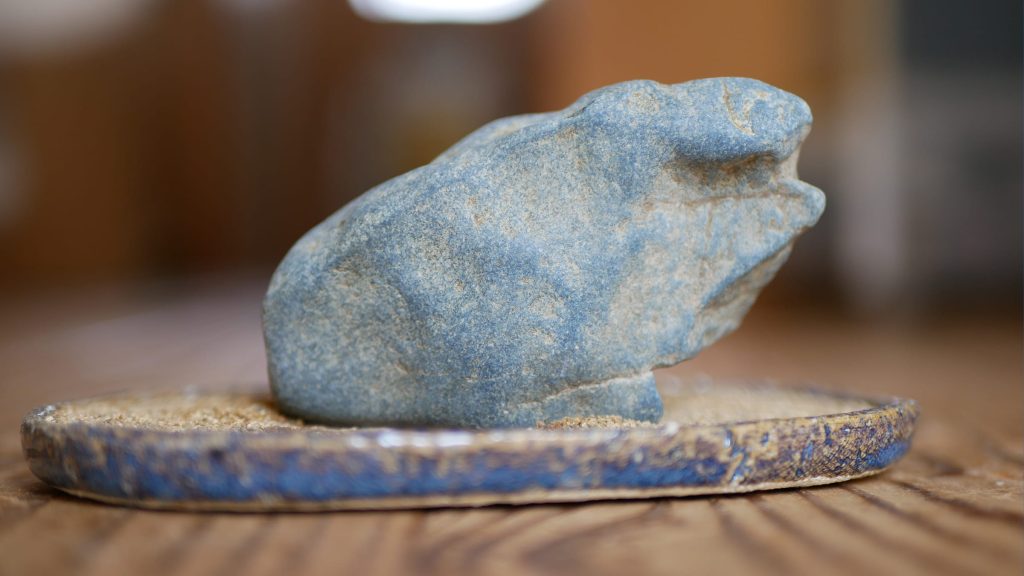 雨宿り石の裏側