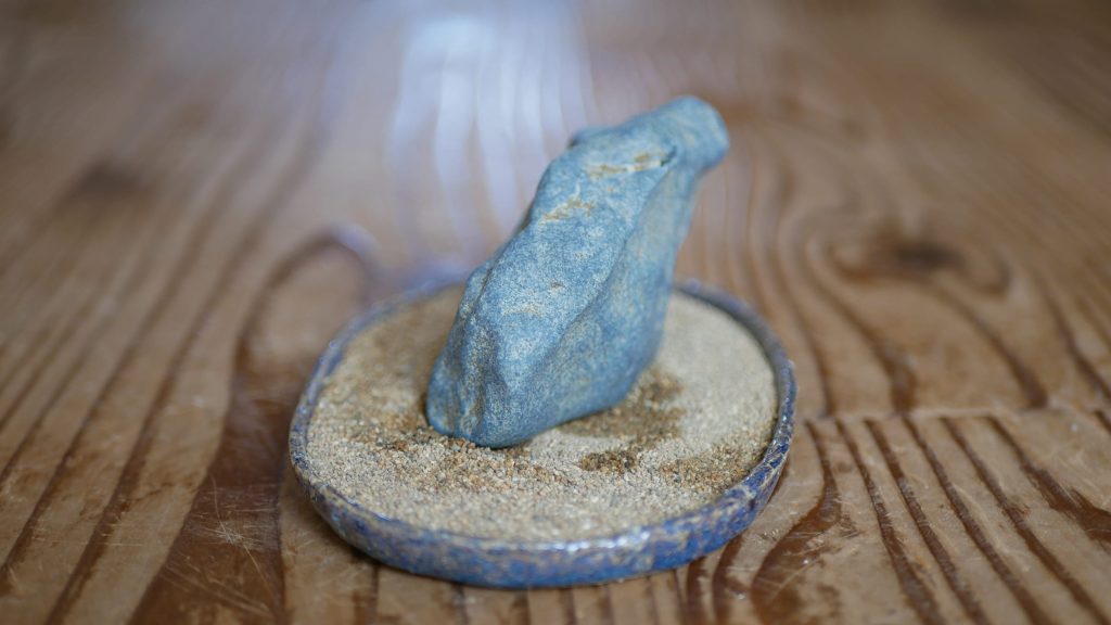 全体は少し斜めに傾いています