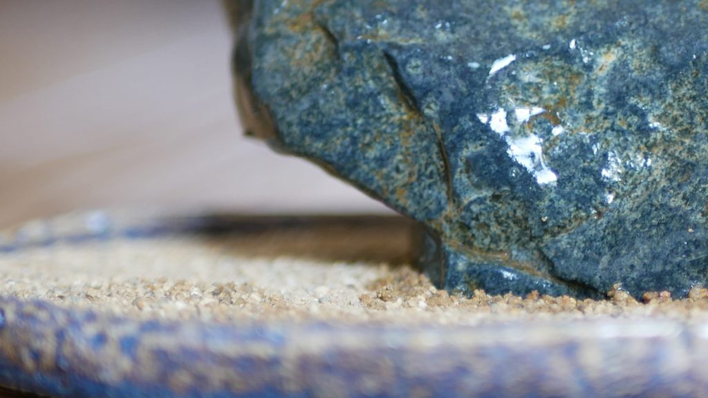 この小さな雨宿り部分がこの石の見どころ