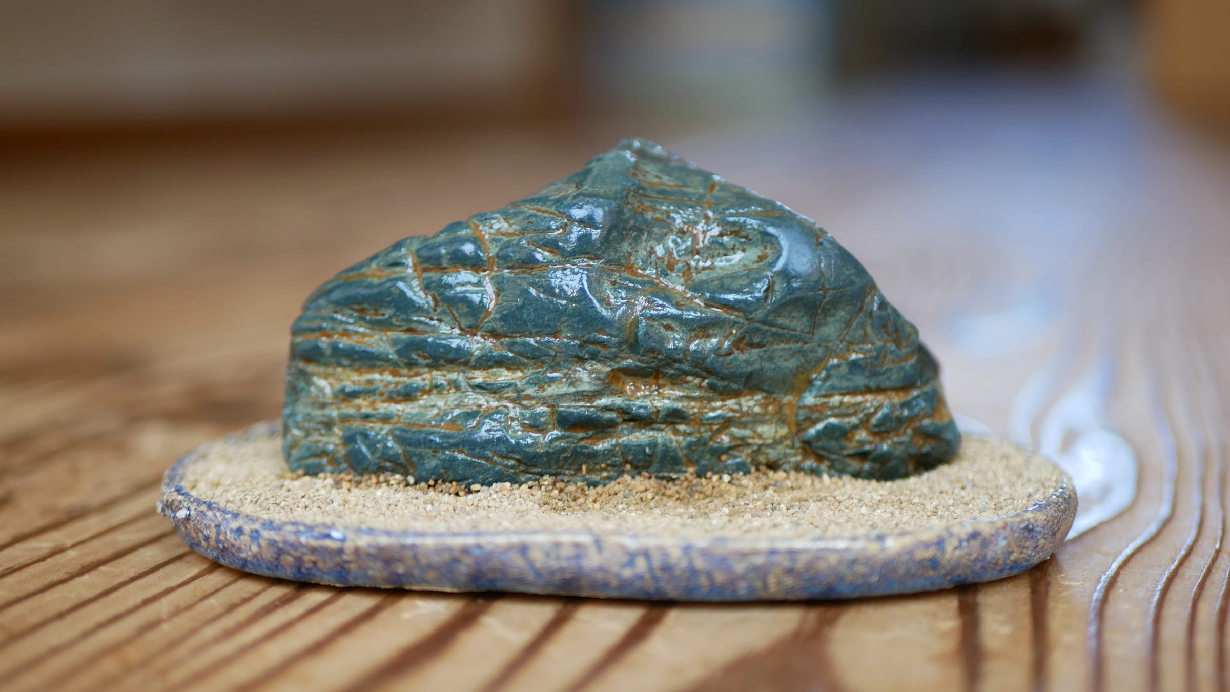 沢山の脈が入り込んだ多摩川石