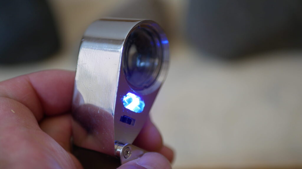 小さいですが、ブラックライトもついている