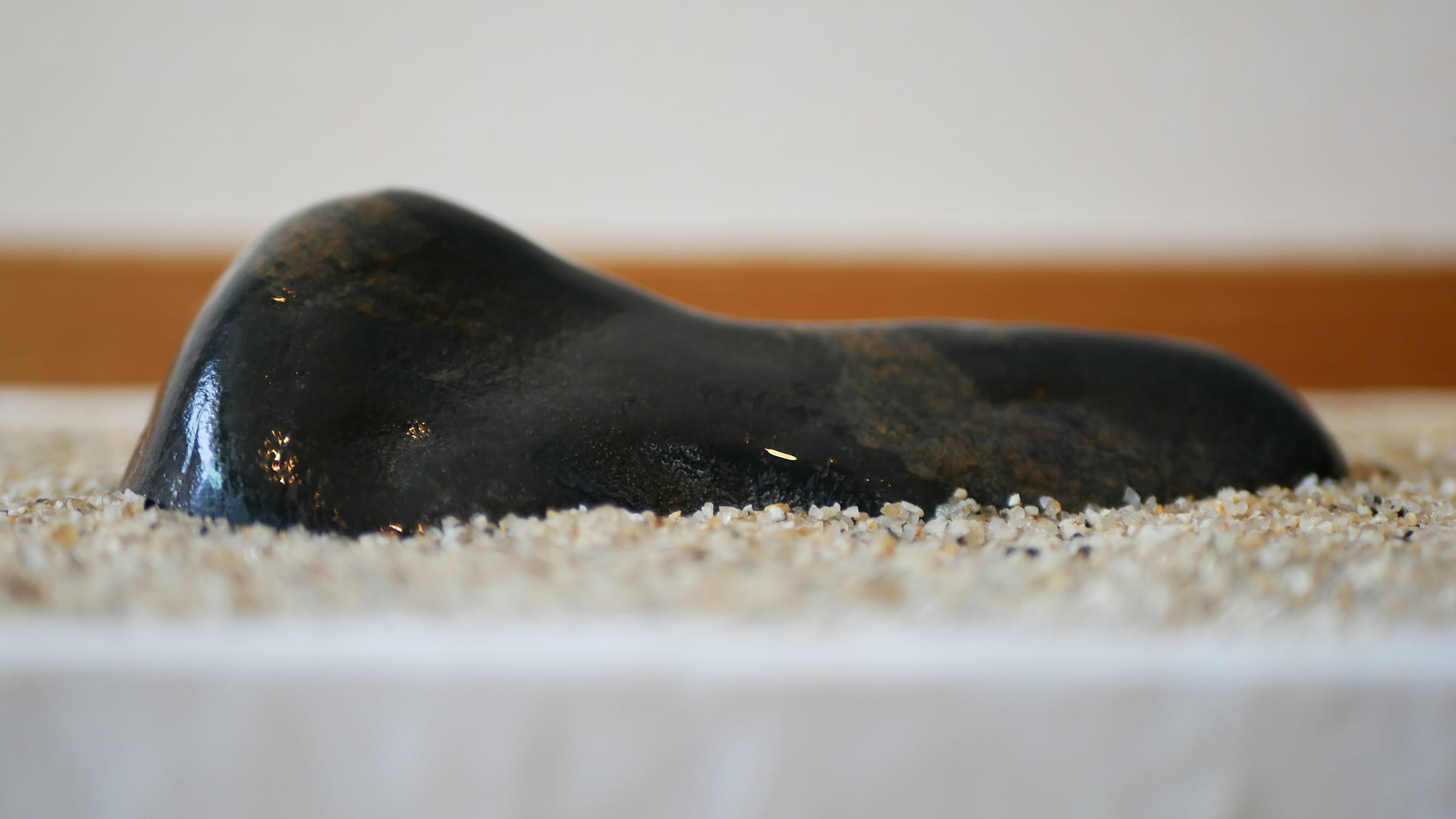 穏やかな山並みの遠山石