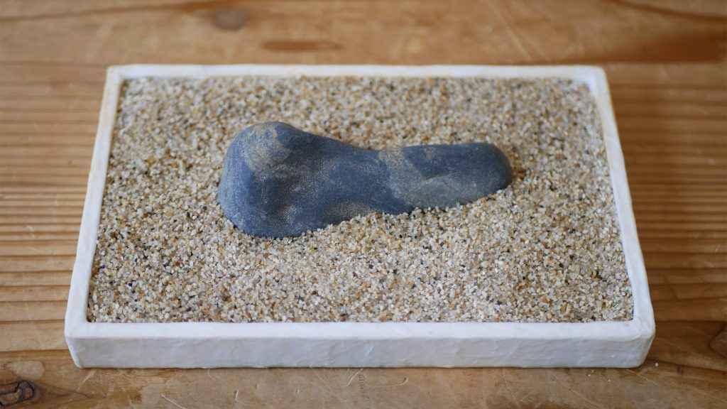 斑入り多摩川石を贋水盤に飾る