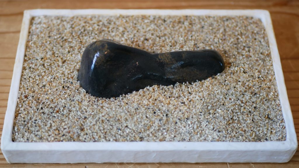 水を打った斑入り多摩川石を上から見る