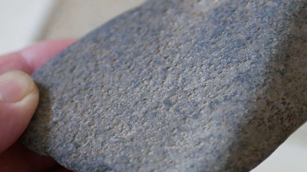 瀬田川石の梨地肌を観察する