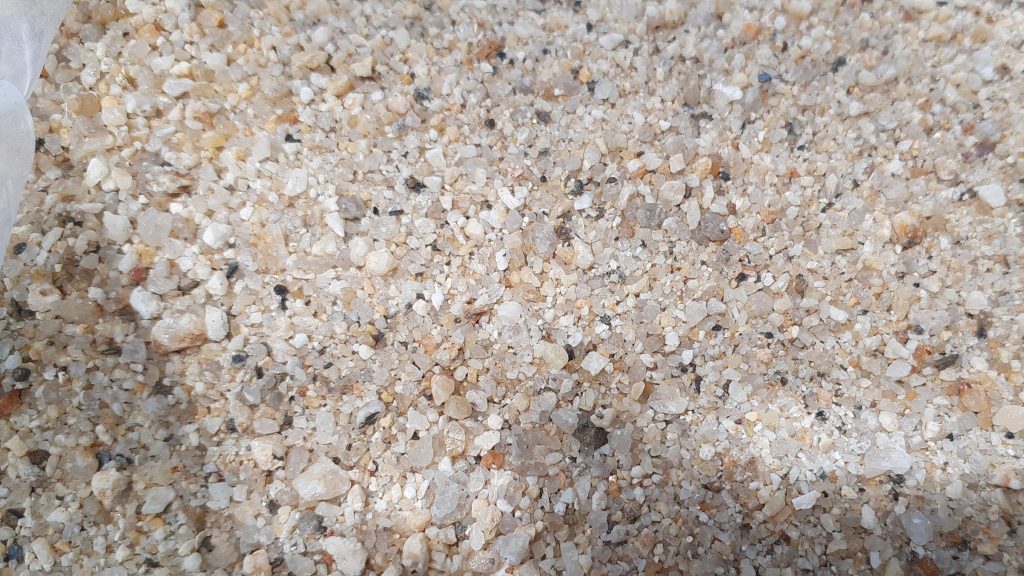 0㎜から3㎜の粒が混在している伊勢砂