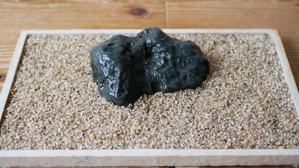 大粒の伊勢砂で水石を飾る