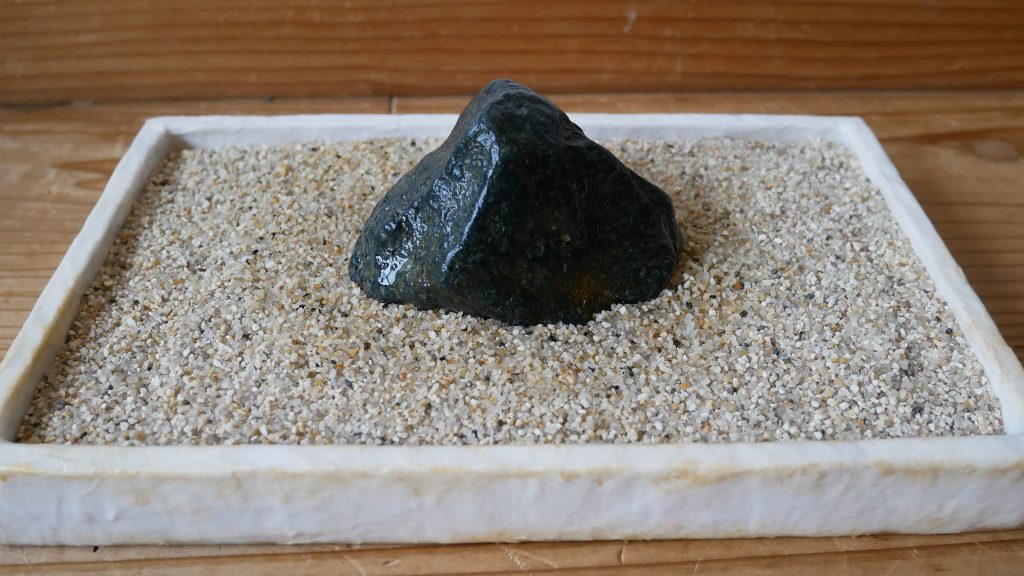 水石を細かい粒の伊勢砂で飾る