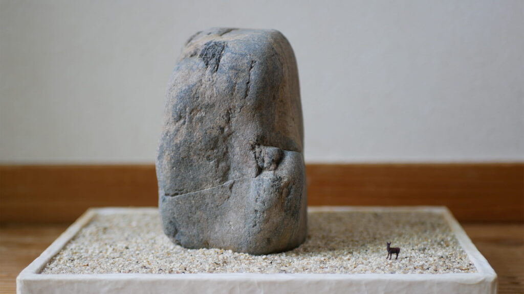 鹿のフィギュアをかざる