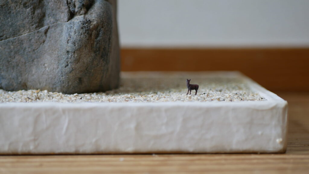 水石が巨大な岩にみえます