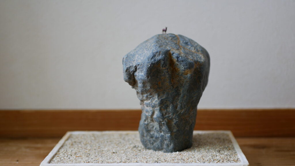 鹿の添景を水石にのせる