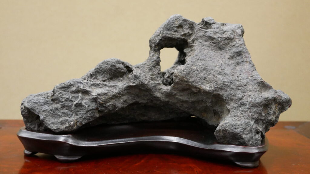 八海山石　第62回 日本水石名品展にて